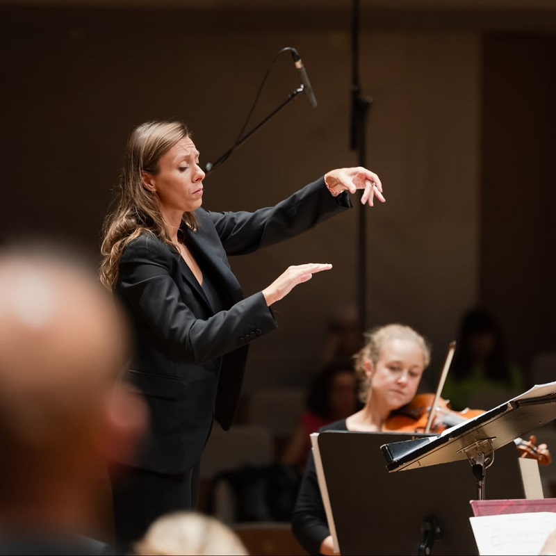 Elle travaille régulièrement avec des ensembles de musique contemporaine et s’intéresse particulièrement à la création actuelle, collaborant avec de nombreux compositeurs vivants.