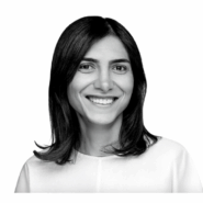 Portrait de Nadia Mojahed, consultante SEO et fondatrice de l’agence SEO Transformer à Genève, souriante, en noir et blanc.