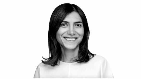 Portrait de Nadia Mojahed, consultante SEO et fondatrice de l’agence SEO Transformer à Genève, souriante, en noir et blanc.