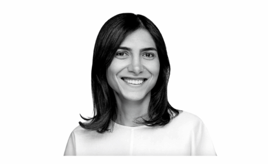 Portrait de Nadia Mojahed, consultante SEO et fondatrice de l’agence SEO Transformer à Genève, souriante, en noir et blanc.