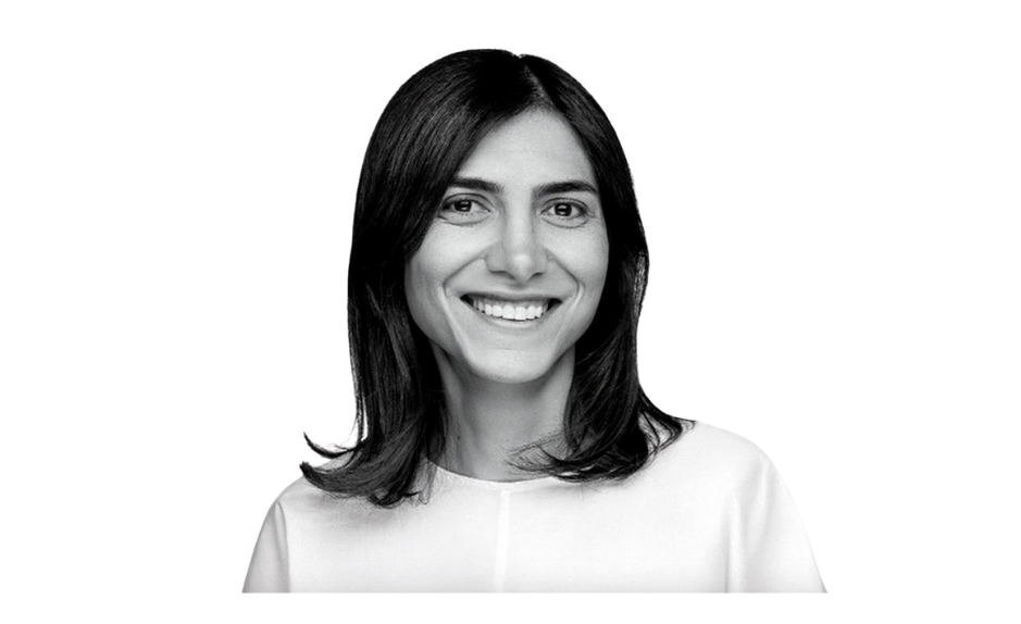 Portrait de Nadia Mojahed, consultante SEO et fondatrice de l’agence SEO Transformer à Genève, souriante, en noir et blanc.