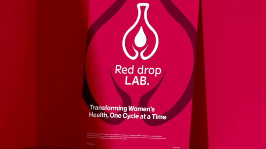 Affiche rouge de Red drop LAB avec son logo emblématique en forme de goutte stylisée, accompagnée du slogan