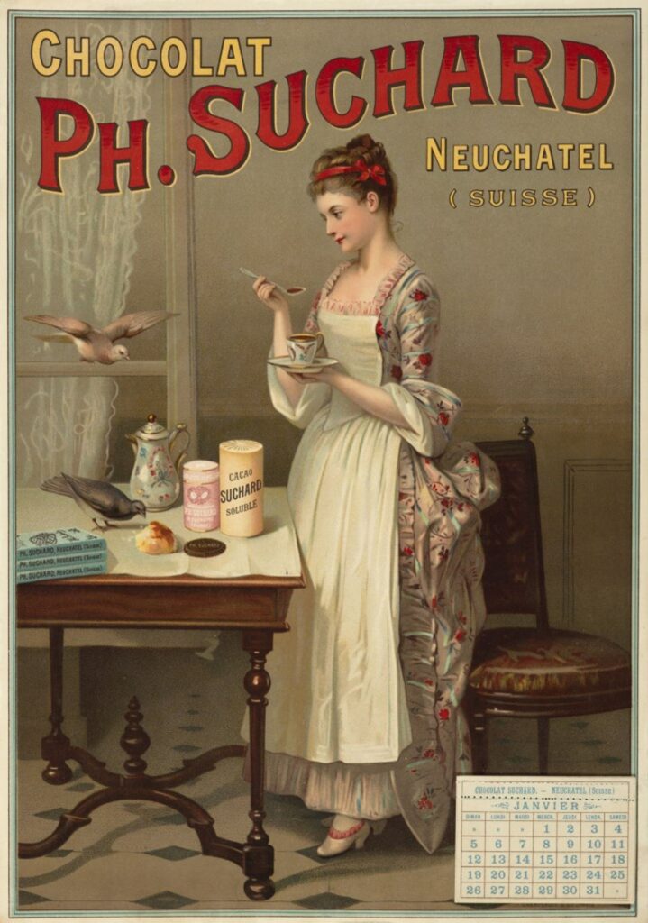 Affiche ancienne de Suchard montrant une jeune femme en robe et tablier, dégustant une tasse de chocolat chaud près d’une table garnie de produits Suchard, tandis que des oiseaux volent autour d’elle.