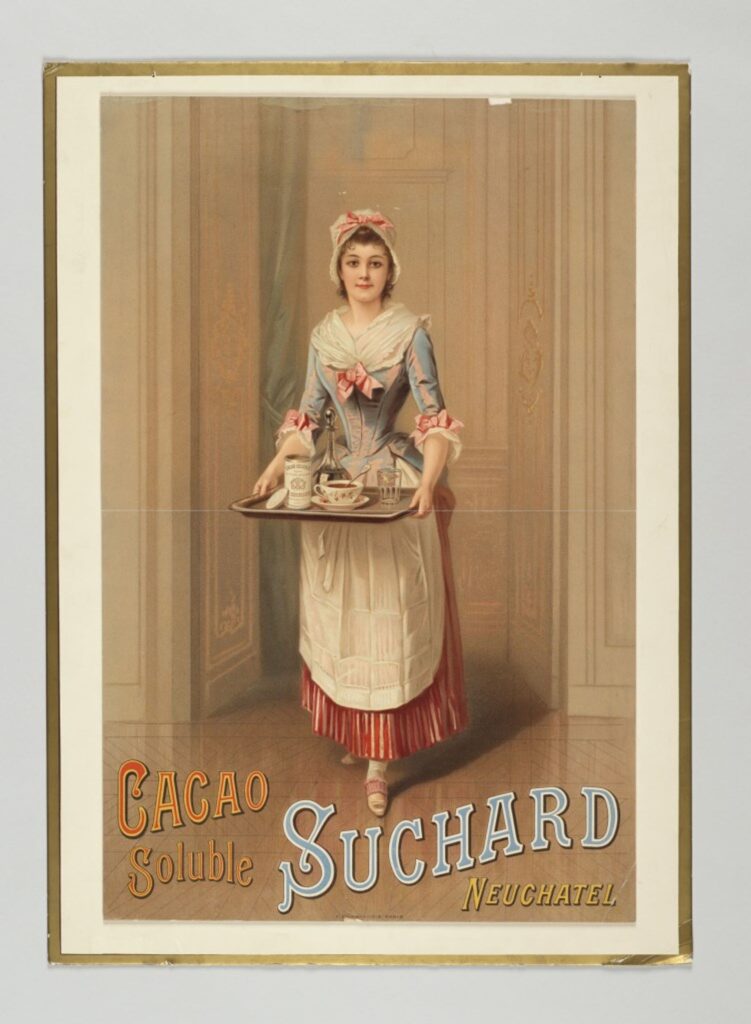 Affiche publicitaire vintage représentant une jeune femme en tenue de servante, portant un plateau avec une tasse de chocolat, une chocolatière et une boîte de cacao soluble Suchard, dans un intérieur élégant.