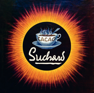 Illustration montrant une tasse fumante de cacao Suchard au centre d’un halo lumineux orange et jaune, sur fond noir.
