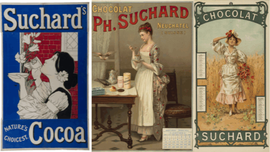 Montage de trois affiches anciennes de Suchard : à gauche, une femme sentant une rose devant un mur rouge sur une affiche bleue ; au centre, une jeune femme en tablier dégustant une tasse de chocolat près d’une table garnie de produits Suchard ; à droite, une femme en robe claire posant dans un champ de blé avec un bouquet de coquelicots, encadrée d’un motif Art nouveau.