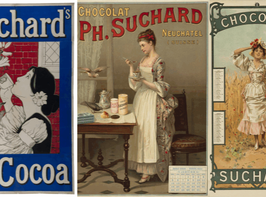 Montage de trois affiches anciennes de Suchard : à gauche, une femme sentant une rose devant un mur rouge sur une affiche bleue ; au centre, une jeune femme en tablier dégustant une tasse de chocolat près d’une table garnie de produits Suchard ; à droite, une femme en robe claire posant dans un champ de blé avec un bouquet de coquelicots, encadrée d’un motif Art nouveau.