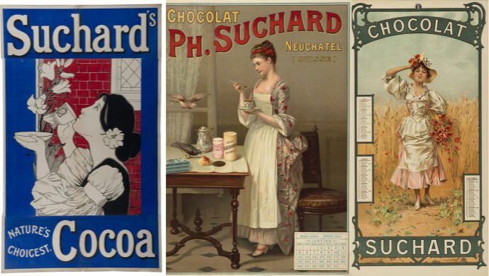 Montage de trois affiches anciennes de Suchard : à gauche, une femme sentant une rose devant un mur rouge sur une affiche bleue ; au centre, une jeune femme en tablier dégustant une tasse de chocolat près d’une table garnie de produits Suchard ; à droite, une femme en robe claire posant dans un champ de blé avec un bouquet de coquelicots, encadrée d’un motif Art nouveau.