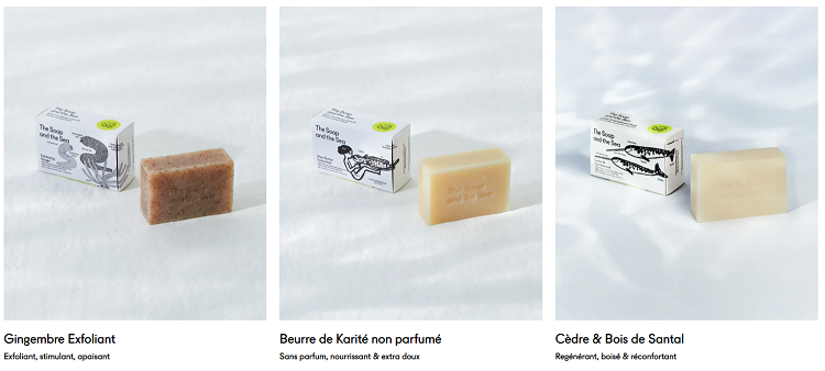 Trois savons artisanaux The Soap and the Sea — Gingembre Exfoliant, Beurre de Karité non parfumé et Cèdre & Bois de Santal — fabriqués à la main, naturels, végans et inspirés par l’océan.