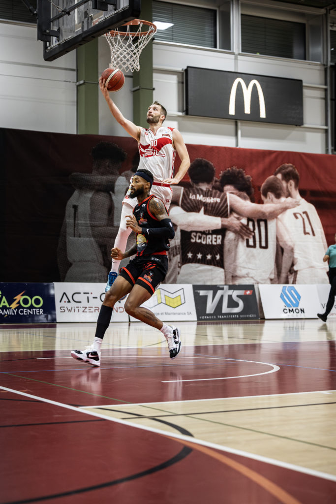 Florian Steinmann marque un panier lors d’un match des Pully Lausanne Foxes en Swiss Basket League.