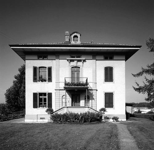 Façade de la maison historique de la Fondation Gosteli à Worblaufen, un bâtiment emblématique qui abrite les archives du mouvement des femmes en Suisse.