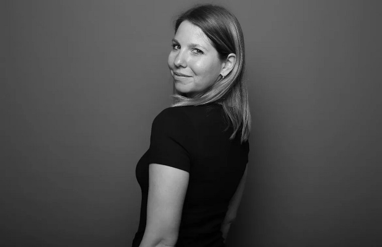 Portrait en noir et blanc de Marie Bagi, historienne de l’art et fondatrice du Musée Artistes Femmes à Lausanne.