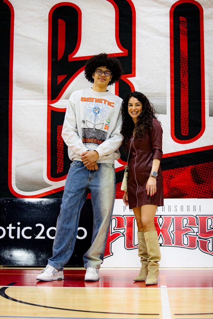 Mouna Skaria, présidente des Pully Lausanne Foxes, avec un joueur lors d’un match à Lausanne.