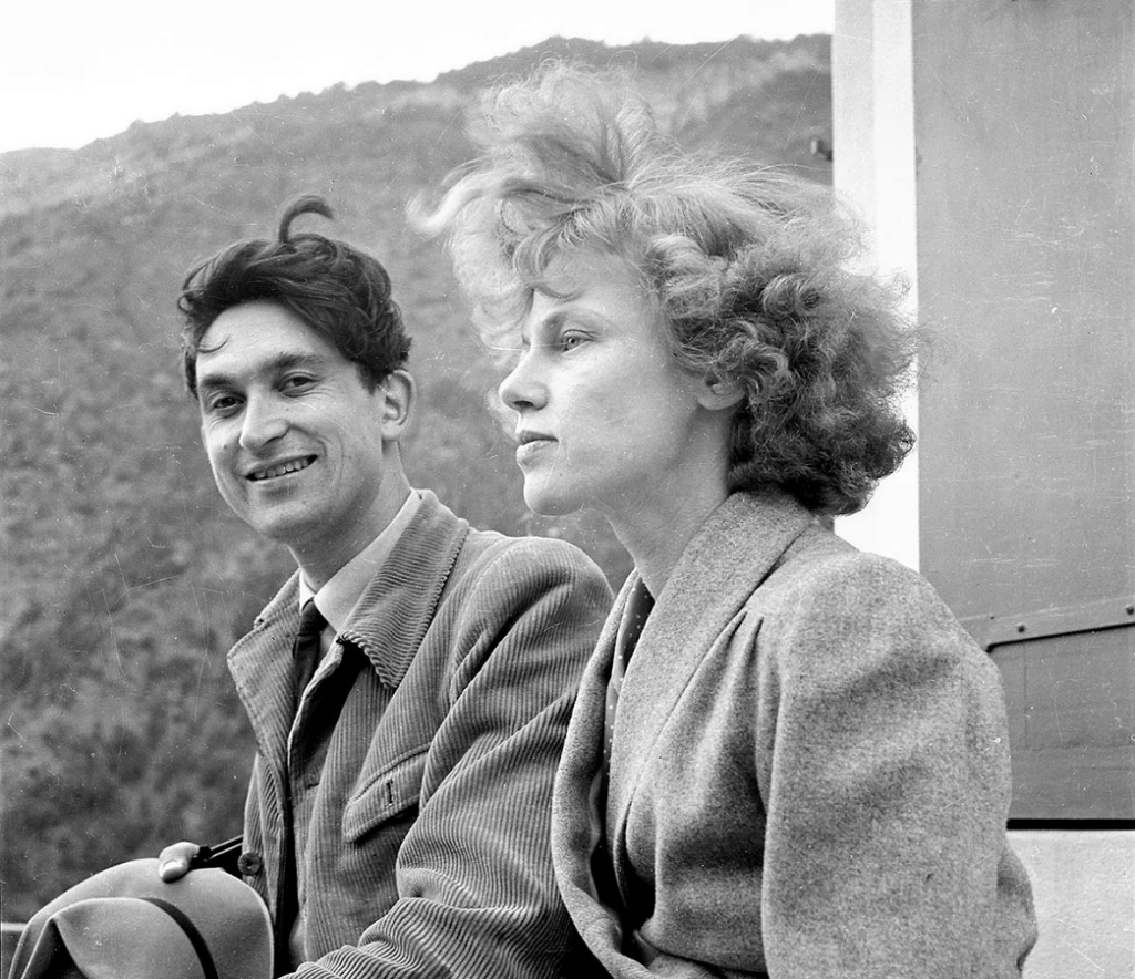 Peter et Iris von Roten, couple intellectuel et féministe suisse, photographiés ensemble dans les années 1940