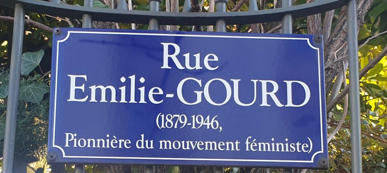 Plaque de la Rue Émilie-Gourd à Genève, indiquant son nom, ses dates de vie (1879–1946) et la mention « Pionnière du mouvement féministe ».