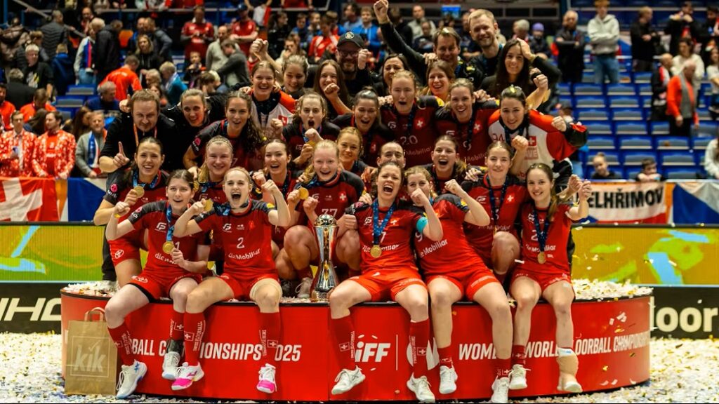 L’équipe de Suisse féminine de unihockey célèbre son titre de championne du monde 2025 à Ostrava.