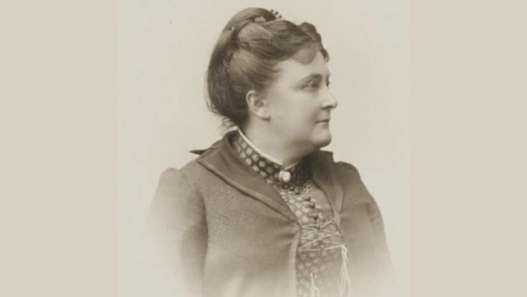 Portrait photographique d’Émilie de Morsier, militante féministe genevoise du XIXᵉ siècle, vue de profil, vêtue d’une robe sombre à col brodé.