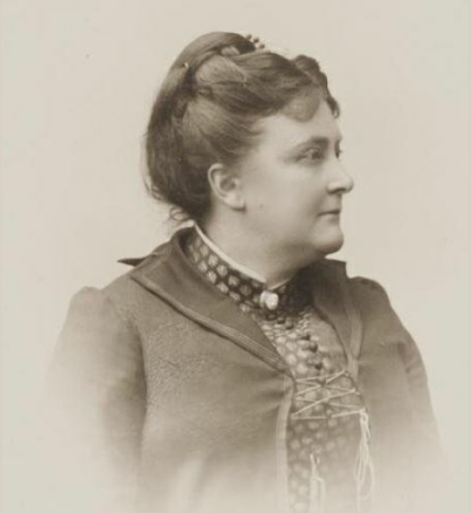 Portrait photographique d’Émilie de Morsier, militante féministe genevoise du XIXᵉ siècle, vue de profil, vêtue d’une robe sombre à col brodé.