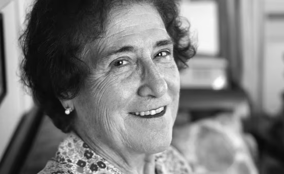 Portrait en noir et blanc de Emilie Lieberherr souriante, photographiée en intérieur.