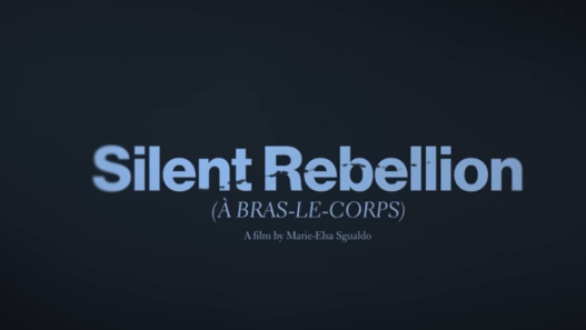 Écran titre du film “Silent Rebellion (À bras-le-corps)” réalisé par Marie-Elsa Sgualdo, texte blanc sur fond bleu foncé.