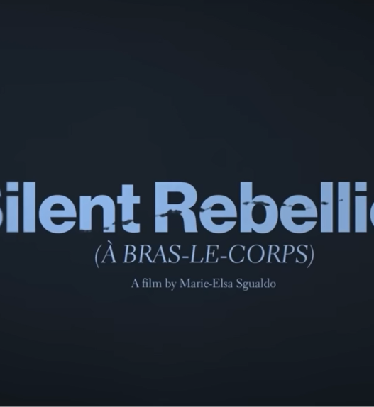Écran titre du film “Silent Rebellion (À bras-le-corps)” réalisé par Marie-Elsa Sgualdo, texte blanc sur fond bleu foncé.