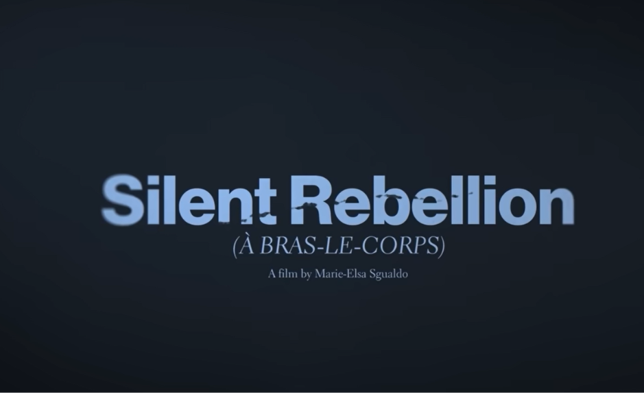 Écran titre du film “Silent Rebellion (À bras-le-corps)” réalisé par Marie-Elsa Sgualdo, texte blanc sur fond bleu foncé.