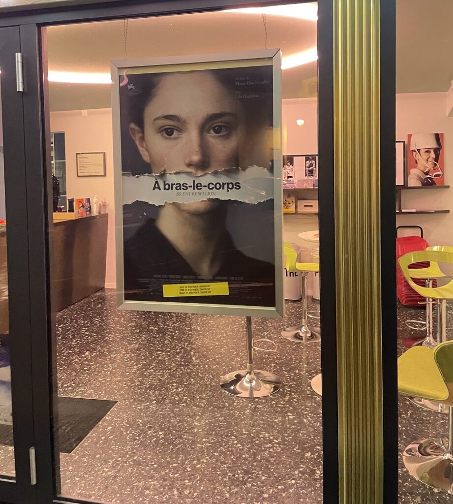 Affiche du film suisse À bras-le-corps (Silent Rebellion) exposée dans le hall du Cinéma REX à Aubonne, février 2026.