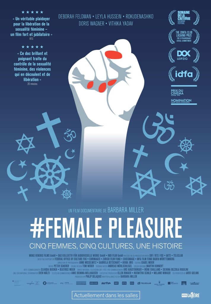 Affiche du documentaire #Female Pleasure de Barbara Miller montrant un poing féminin levé avec des symboles religieux autour, sur fond bleu, évoquant la lutte pour la libération de la sexualité féminine.
