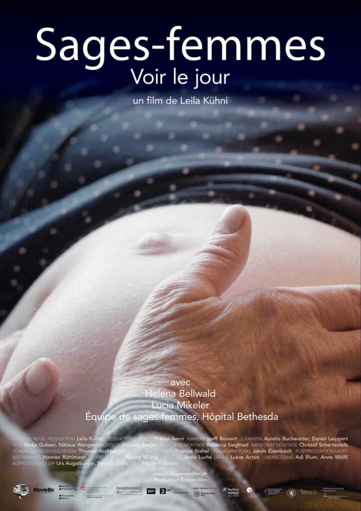 Affiche du documentaire Sages-femmes – Voir le jour montrant une main posée sur le ventre d’une femme enceinte.