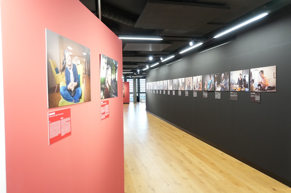 ue d’ensemble de l’exposition Silver Power à la Galerie du Boléro à Versoix, présentant une série de portraits photographiques de femmes aux cheveux gris accrochés le long d’un couloir.
