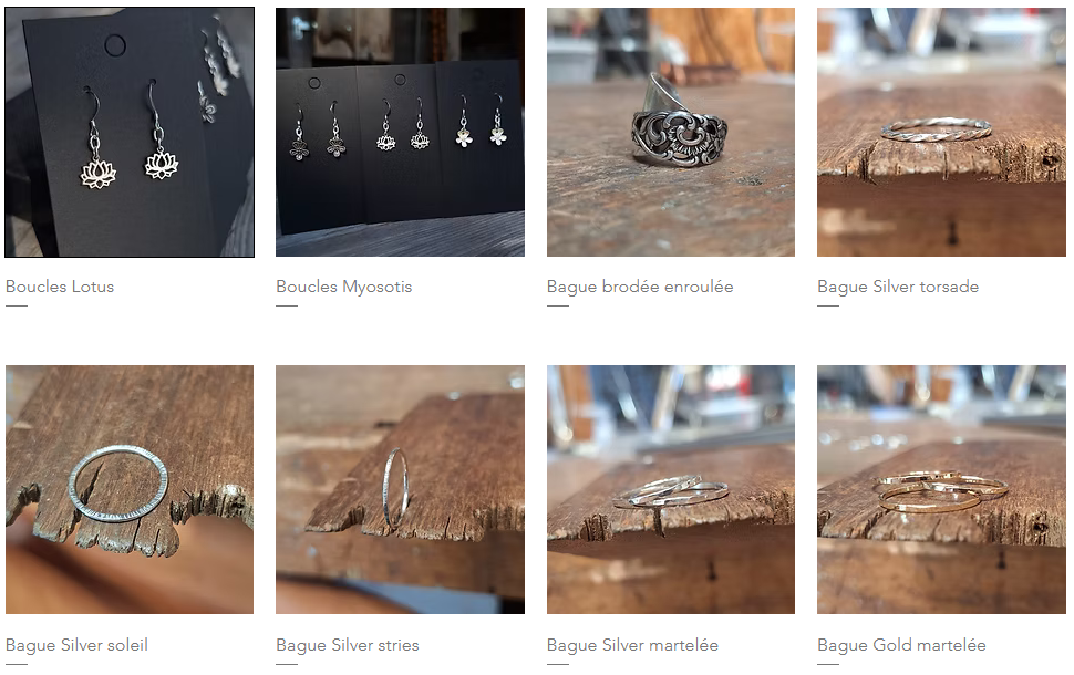 Vue de bijoux de la marque By Tessa : boucles d’oreilles et bagues en argent et en or exposées sur du bois, réalisées à partir d’argenterie upcyclée.