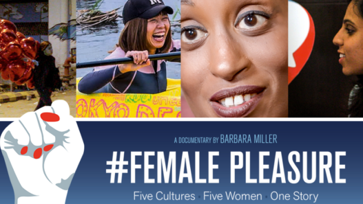 Affiche du documentaire #Female Pleasure de Barbara Miller montrant cinq femmes issues de cultures différentes et un poing levé symbolisant la lutte pour l’égalité du plaisir.