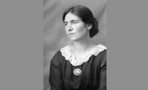 Portrait en noir et blanc de Dora Staudinger, pionnière suisse du logement social et militante coopérative, vers les années 1920.