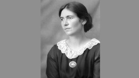 Portrait en noir et blanc de Dora Staudinger, pionnière suisse du logement social et militante coopérative, vers les années 1920.