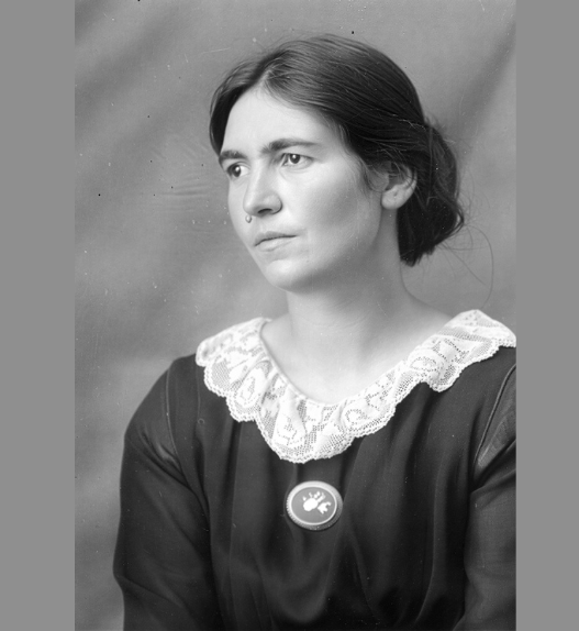 Portrait en noir et blanc de Dora Staudinger, pionnière suisse du logement social et militante coopérative, vers les années 1920.