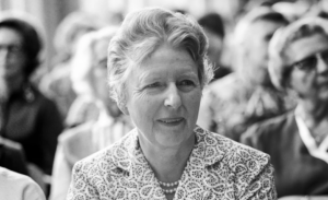 Gertrud Heinzelmann assise parmi d’autres femmes lors d’une réunion, photo en noir et blanc.