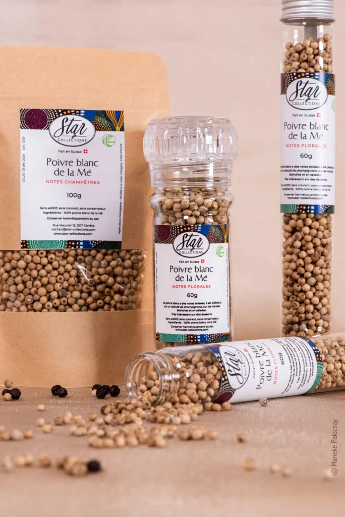Conditionnements de poivre blanc en grains Star Collections, présentés en sachet kraft et flacons transparents sur fond beige.