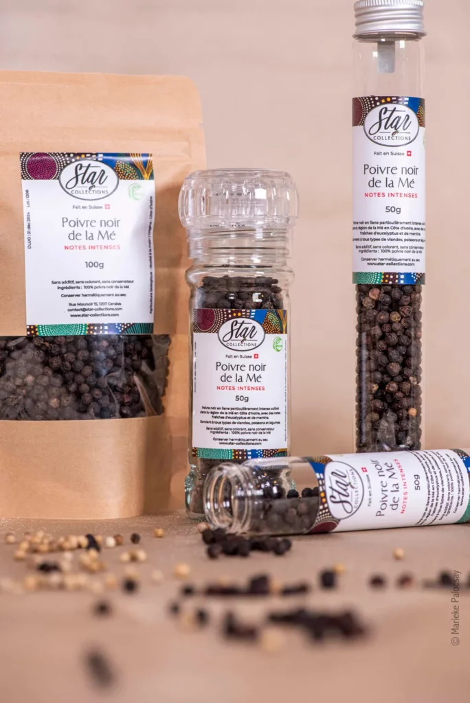 Conditionnements de poivre noir en grains Star Collections, présentés en sachet kraft et flacons transparents sur fond beige.