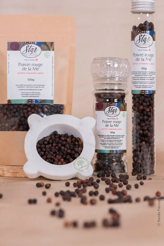 Conditionnements de poivre rouge en grains Star Collections, présentés en sachet kraft, flacons transparents et coupelle blanche sur fond beige.