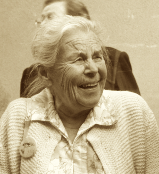 Elisabeth Pletscher souriante, militante suisse du suffrage féminin et pionnière des sciences de laboratoire, photographiée à un âge avancé
