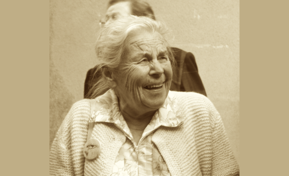 Elisabeth Pletscher souriante, militante suisse du suffrage féminin et pionnière des sciences de laboratoire, photographiée à un âge avancé
