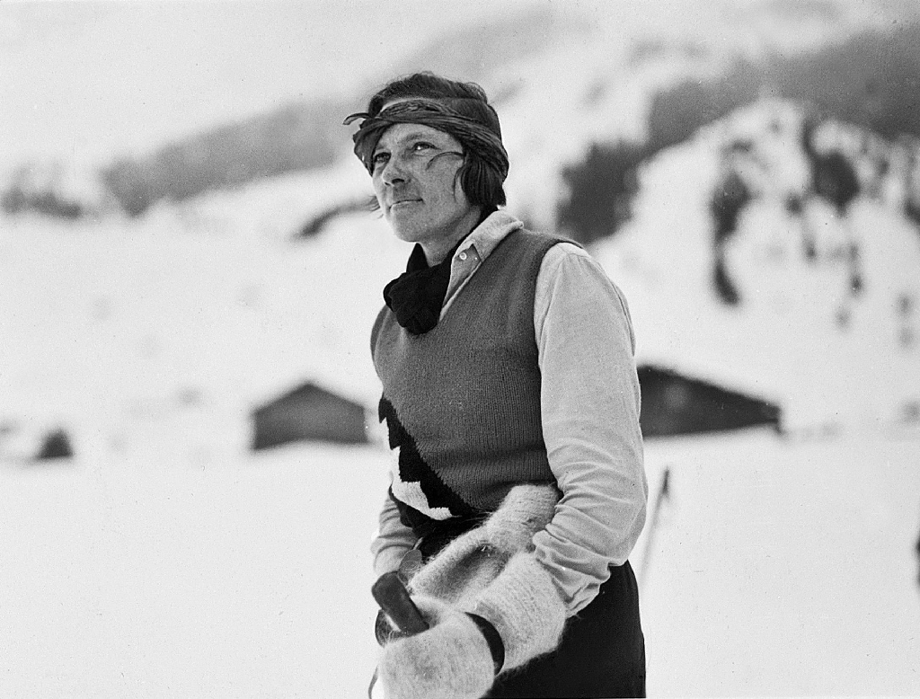 Ella Maillart en tenue de ski dans un paysage enneigé, portrait en noir et blanc