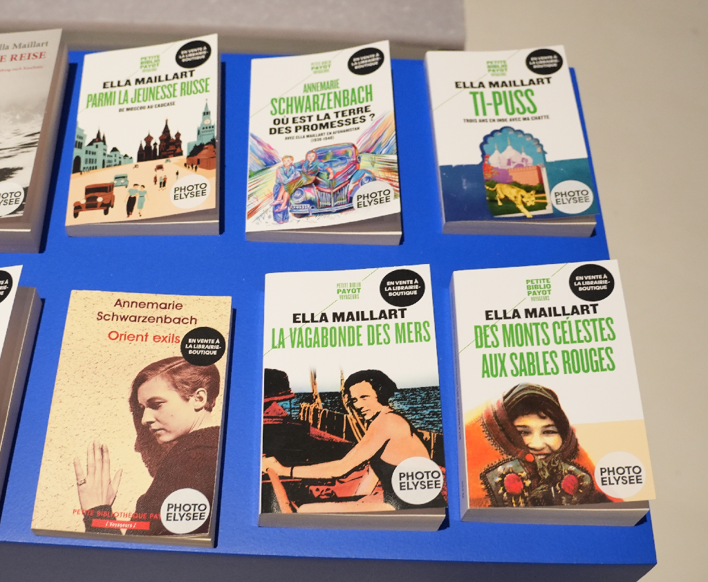 Sélection de livres d’Ella Maillart et d’Annemarie Schwarzenbach exposés à Photo Elysée à Lausanne lors de l’exposition Récits photographiques