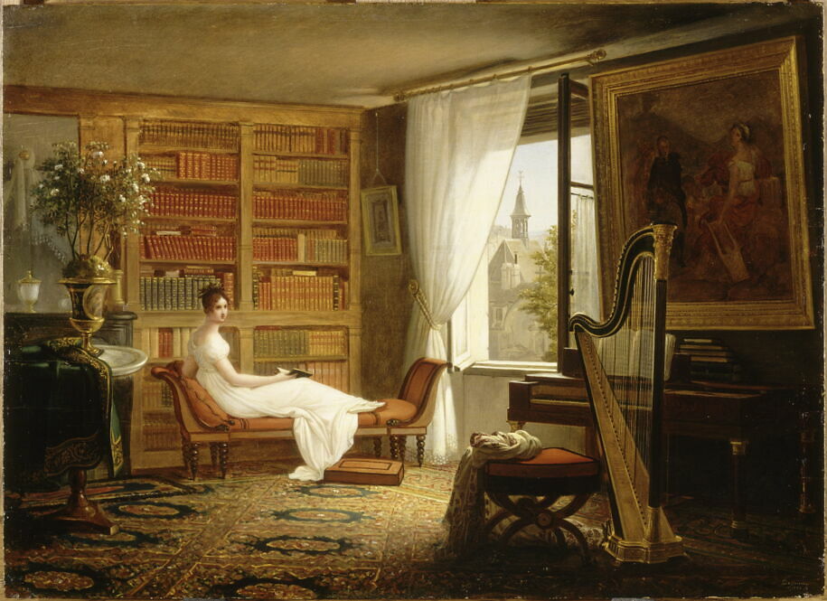Peinture “Madame Récamier dans son salon à l’Abbaye-aux-Bois” (1826) de François-Louis Dejuinne : femme en robe blanche assise dans un intérieur avec bibliothèque, piano et harpe, près d’une fenêtre.