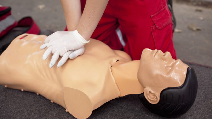 Formation aux gestes de premiers secours : massage cardiaque sur un mannequin de réanimation, illustrant l’entraînement souvent basé sur des modèles masculins.