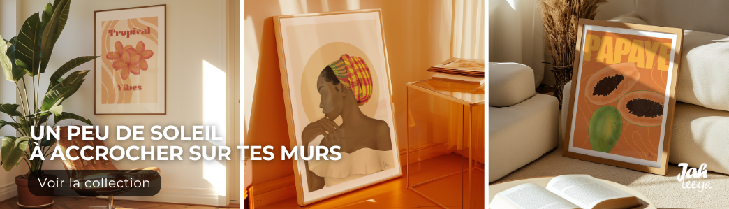 Triptyque d’affiches chaleureuses dans un intérieur baigné de soleil. À gauche, une affiche florale Tropical Vibes près d’une grande plante. Au centre, un portrait féminin encadré posé au sol à côté d’une table orange translucide. À droite, une affiche PAPAYE appuyée contre un canapé clair, avec un livre ouvert au premier plan. Le visuel affiche le texte promotionnel UN PEU DE SOLEIL À ACCROCHER SUR TES MURS, un bouton Voir la collection, et le logo Jahleeya en bas à droite.