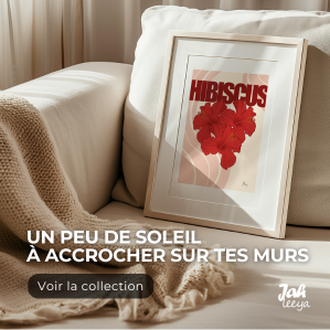 Affiche encadrée posée sur un canapé beige, représentant des fleurs d’hibiscus rouges avec le mot HIBISCUS en haut. Un plaid texturé est drapé sur l’accoudoir. Le visuel contient le texte promotionnel UN PEU DE SOLEIL À ACCROCHER SUR TES MURS, ainsi qu’un bouton Voir la collection. Logo Jahleeya en bas à droite.
