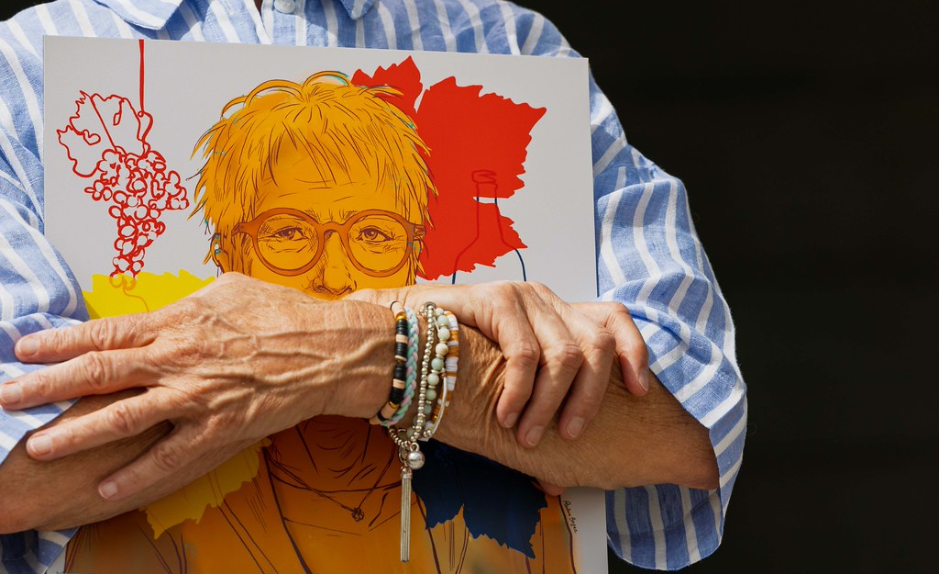Personne tenant une illustration colorée d’un portrait féminin, créée pour les 30 ans de la loi sur l’égalité en Valais.