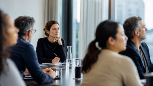 Femme professionnelle silencieuse en réunion multilingue en Suisse romande, cherchant ses mots avant de prendre la parole en anglais