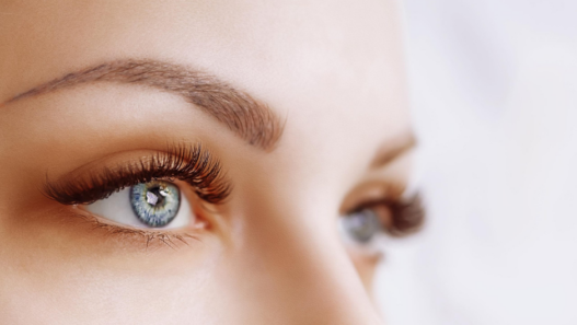 Gros plan sur les yeux et les sourcils d’une femme avec un maquillage permanent naturel